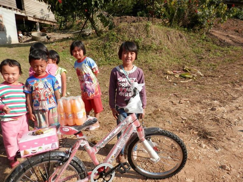 Un joli vélo rouge et goûter pour son anniversaire/Noël. Wipa est née le 24 Décembre.
