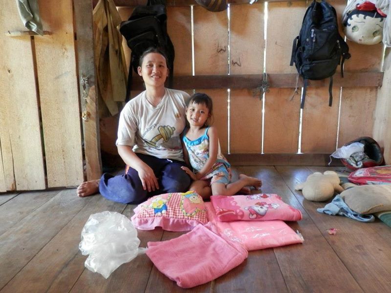Wipa et sa maman, chez elle, avec le premier colis de parrainage